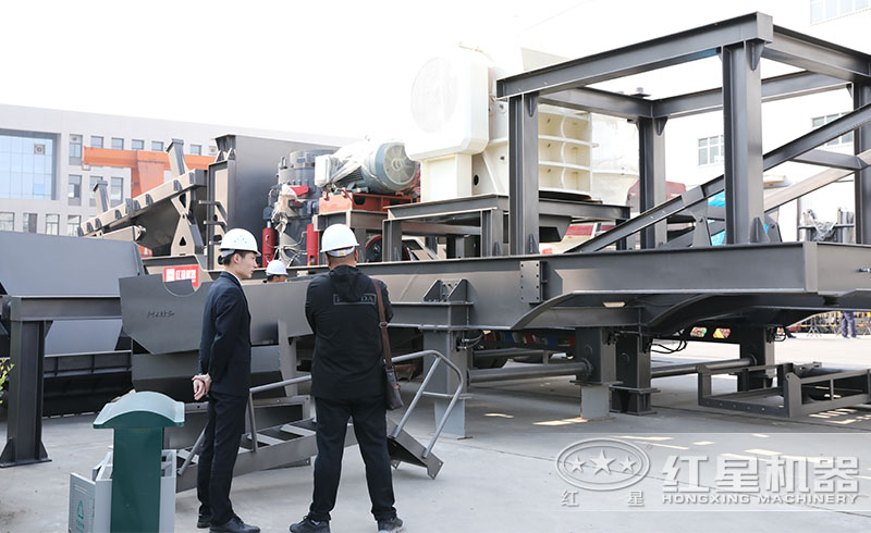 山西用戶來紅星廠區(qū)參觀了解移動破碎機