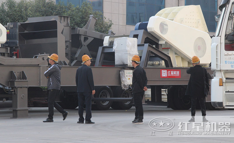 用戶來紅星廠區(qū)參觀了解移動式破碎機