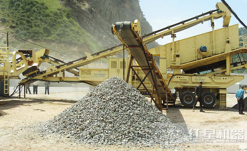 紅星用戶移動式破碎機碎石現(xiàn)場
