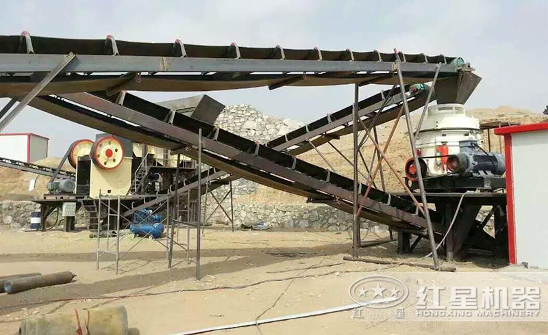 紅星用戶時(shí)產(chǎn)100-150噸的石料破碎現(xiàn)場