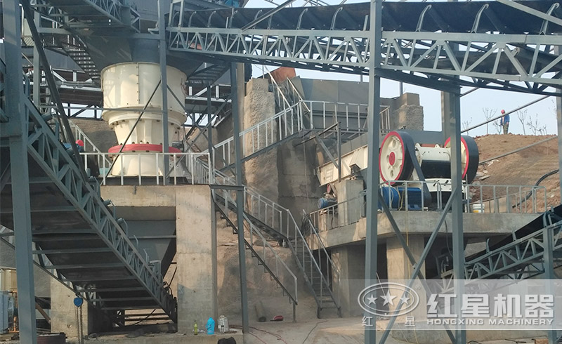 紅星用戶時(shí)產(chǎn)200噸左右的石料破碎現(xiàn)場
