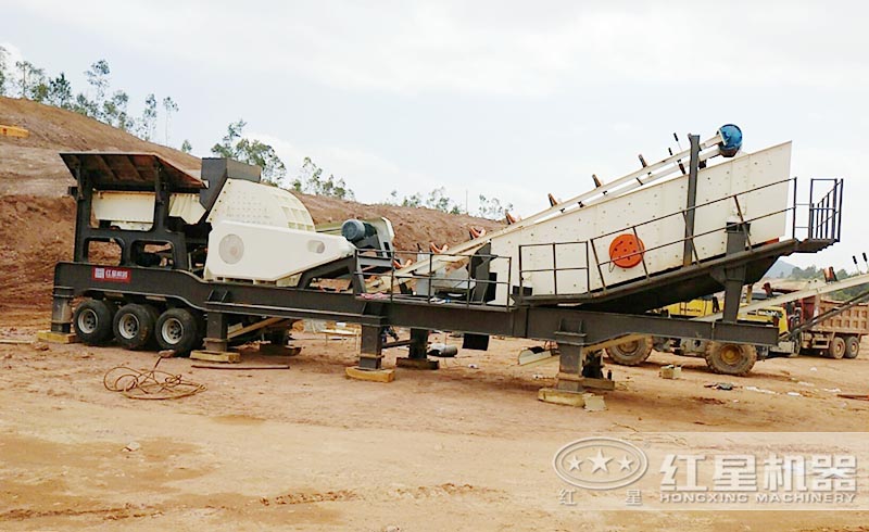 紅星涼山用戶小型移動錘破碎石現(xiàn)場
