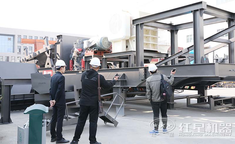 山東用戶不遠(yuǎn)千里來紅星廠區(qū)參觀購置移動(dòng)式破碎設(shè)備