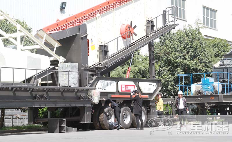用戶來紅星廠區(qū)參觀購置移動(dòng)式破碎設(shè)備