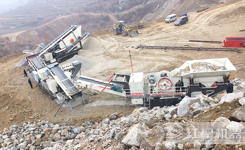 山東用戶的移動式鵝卵石打砂生產(chǎn)線：移動式顎破+移動式圓錐+移動式振動篩