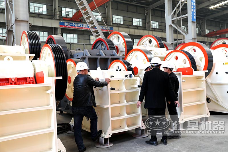 用戶參觀考察紅星機器小型細(xì)鄂破機