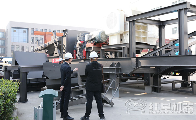 用戶來紅星廠區(qū)參觀購置移動式建筑垃圾破碎機