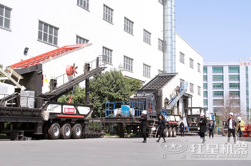 客戶來廠區(qū)參觀考察移動(dòng)破碎站