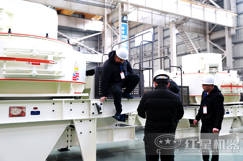 客戶(hù)前來(lái)參觀考察制砂機(jī)