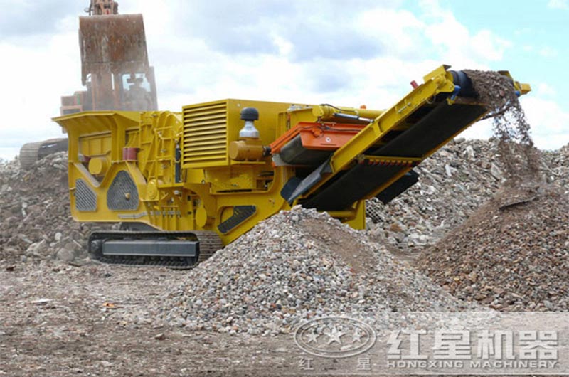 履帶式移動破碎機(jī)工作現(xiàn)場