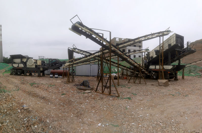 移動(dòng)式石子破碎現(xiàn)場(chǎng)
