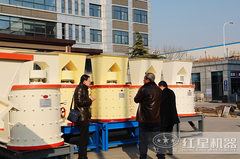 紅星復(fù)合式破碎機(jī)，用戶參觀現(xiàn)場(chǎng)