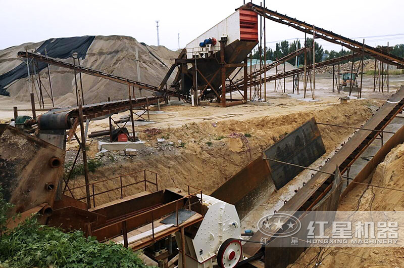 大型移動式石頭碎沙生產(chǎn)現(xiàn)場