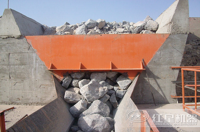 正在工作中的顎式碎石子機(jī)