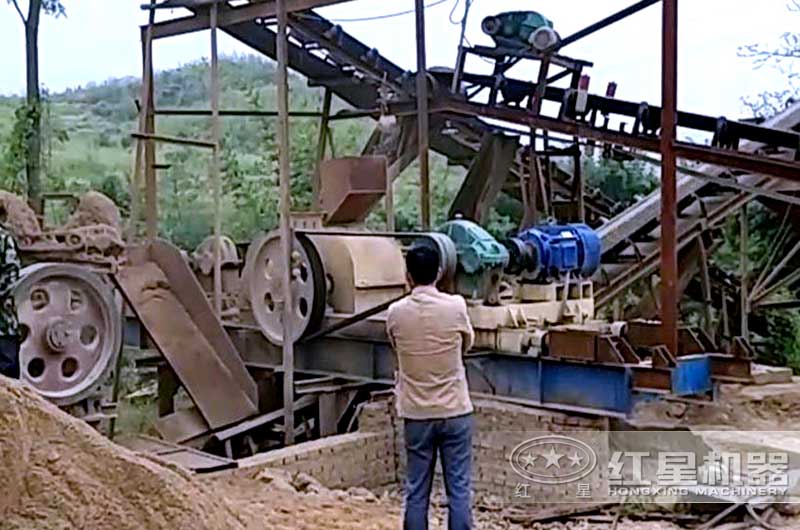 對(duì)輥破碎機(jī)現(xiàn)場(chǎng)