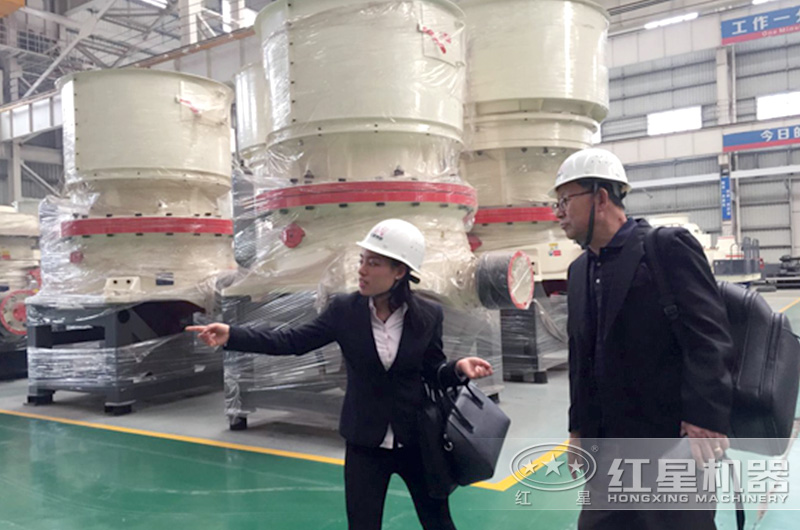 客戶來廠考察圓錐破碎機(jī)