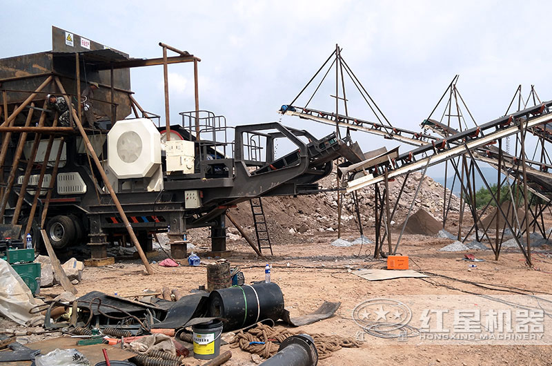 移動(dòng)破碎機(jī)現(xiàn)場