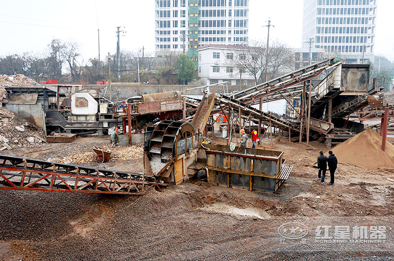 移動破碎機(jī)處理建筑垃圾現(xiàn)場
