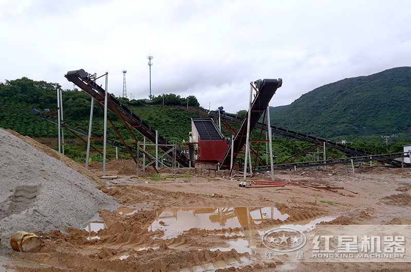 膠帶輸送機(jī)設(shè)備現(xiàn)場