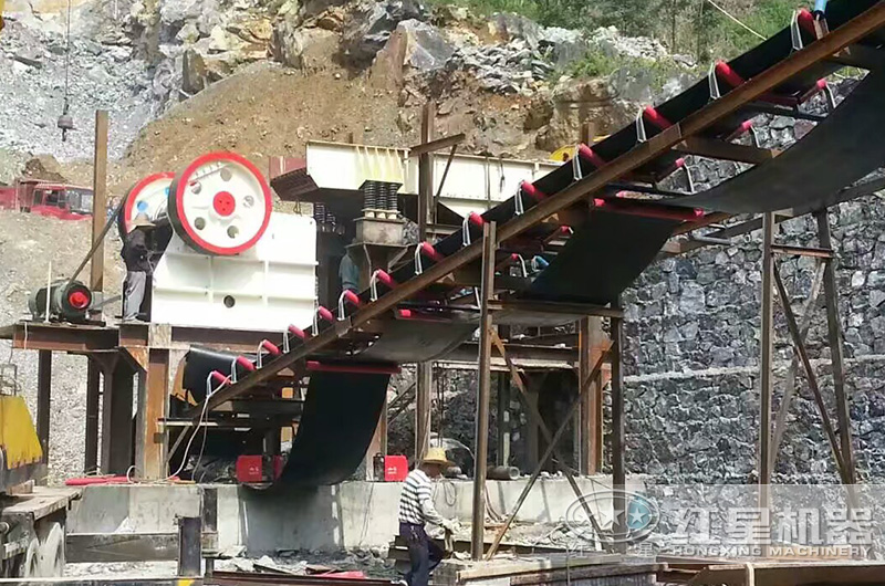 膠帶輸送機(jī)設(shè)備安裝現(xiàn)場