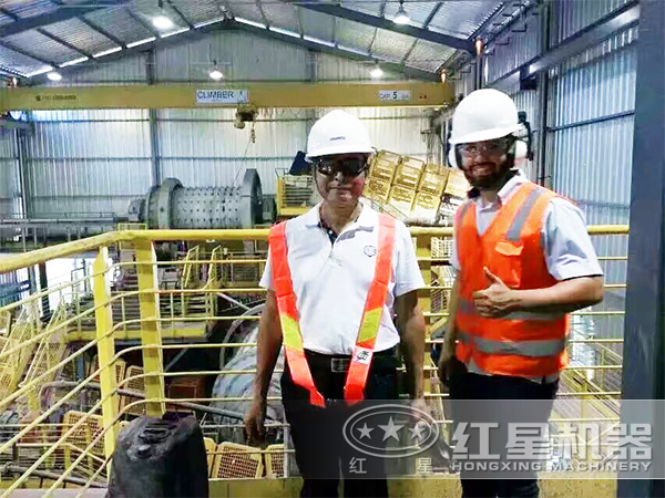 技術(shù)人員與合作客戶合影留念