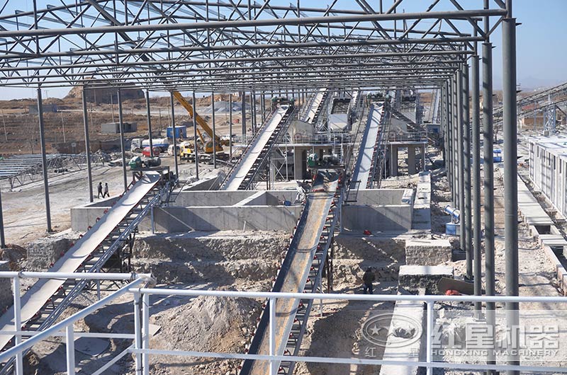 膠帶輸送機(jī)安裝現(xiàn)場