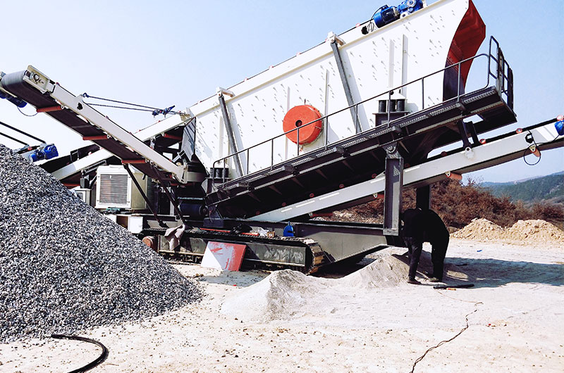 移動(dòng)煤矸石破碎機(jī)作業(yè)現(xiàn)場(chǎng)