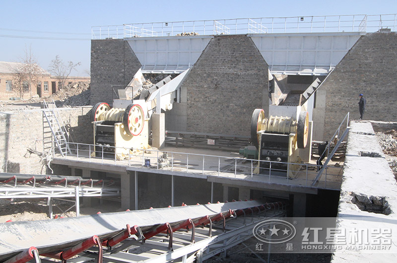 時(shí)產(chǎn)500噸的大型石料破碎機(jī)設(shè)備生產(chǎn)現(xiàn)場(chǎng)