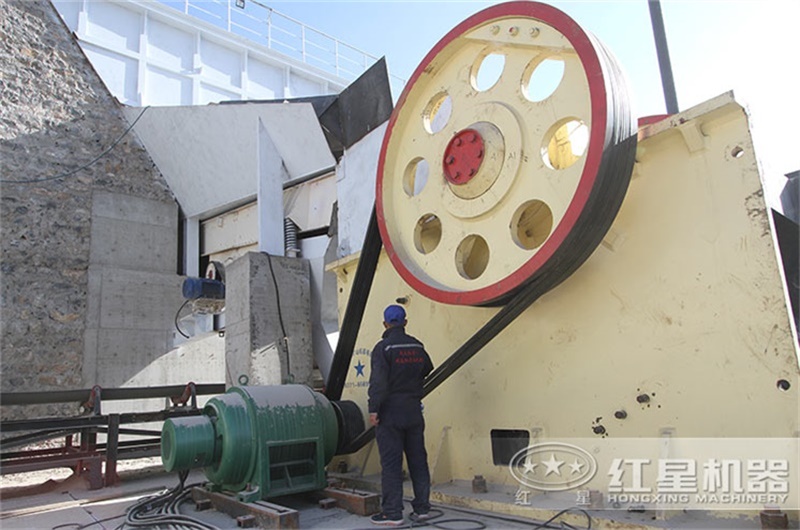 大型顎式破碎機(jī)設(shè)備安裝現(xiàn)場(chǎng)