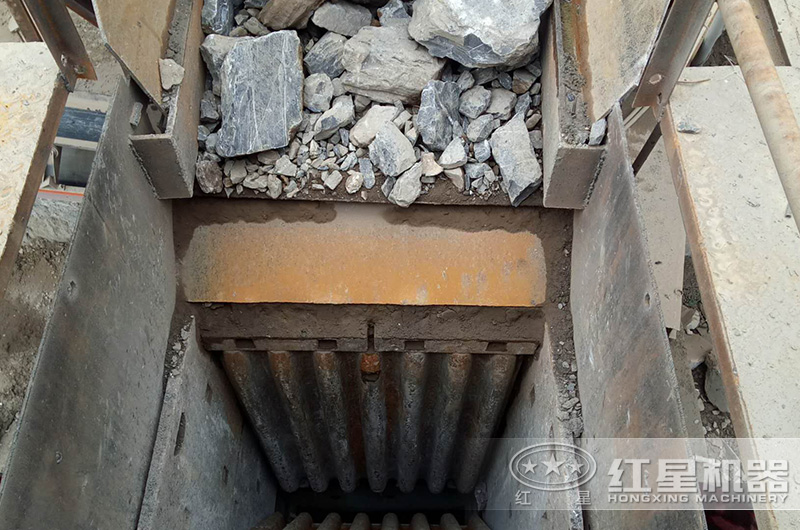 顎式破碎機(jī)的超大進(jìn)料口，可破碎較高硬度的石料