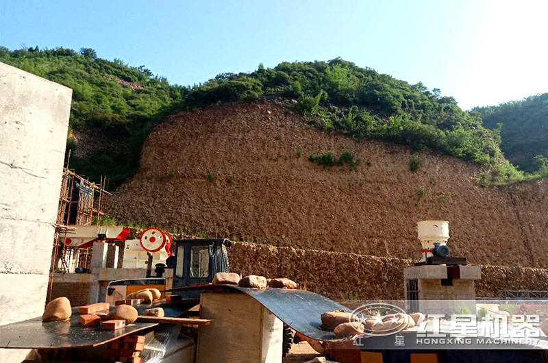 玄武巖破碎生產(chǎn)線現(xiàn)場(chǎng) 玄武巖破碎生產(chǎn)線現(xiàn)場(chǎng)